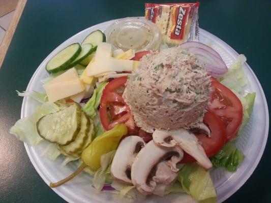 Stuffed tomato salad with tuna