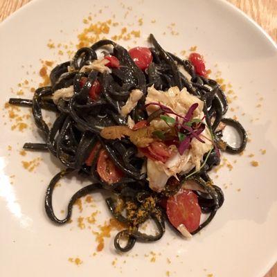 Homemade squid ink pasta with crab & sea urchin! Very good !