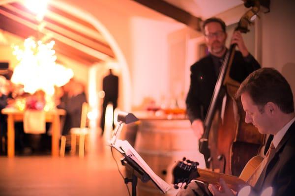 Pete Smyser & bassist Madison Rast provide music for a reception at a Rehoboth Beach Winery (photo by Karlo Photogrophy).