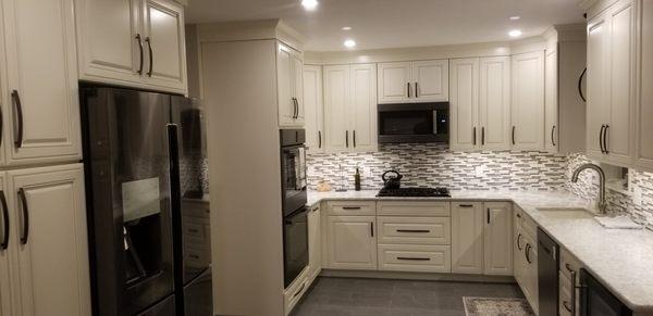 Kitchen under cabinet lighting and recessed lights