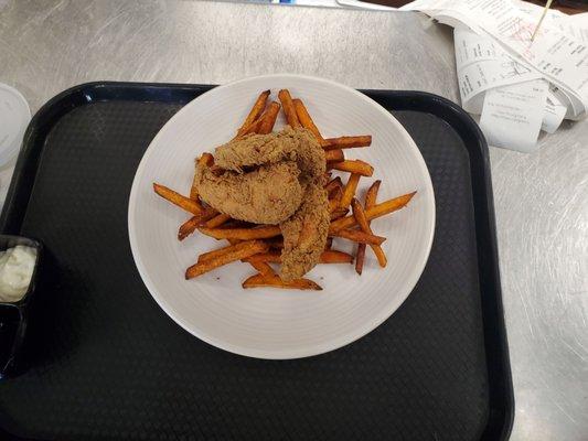 CHICKEN TENDERS WITH SWEET POTATOE FRIES