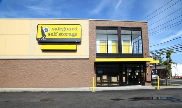 Covered Loading Area For Access to Safeguard Self Storage Lockers in Hewlett, New York on Broadway