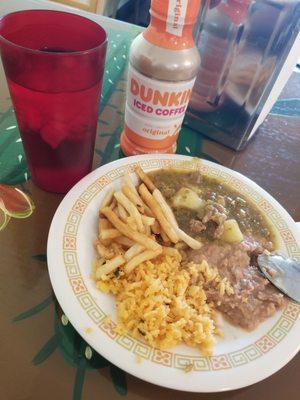 Entomatado Verde con papitas fritas, arroz y frijoles.  Una agua y a lado cafe frio