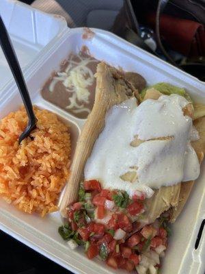 Tamale combo plate (they have either chicken or pork)