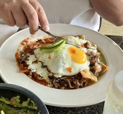 Chilaquiles con huevo y carne