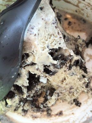 Coffee Oreo ice cream in a cup