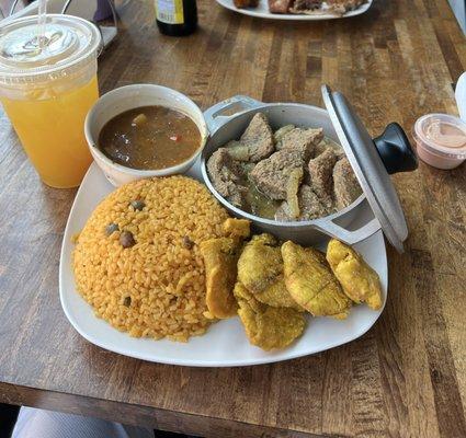 Bistec Encebollado, beans, yellow rice, plátanos & Parcha Juice