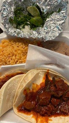 Guiso rojo taco plate