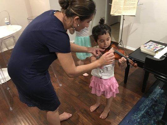 Teaching beginner violinist