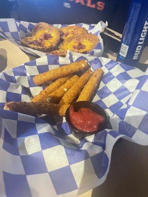 mozzarella sticks- could have been a little meltier, very good seasoning and sauce. definitely within top 5 of cincy.