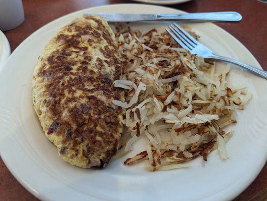 Hash browns and the Aloha omelette (hack cheese, pineapple, potatoes, and ham).