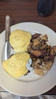 Traditional Eggs benedict with home fries