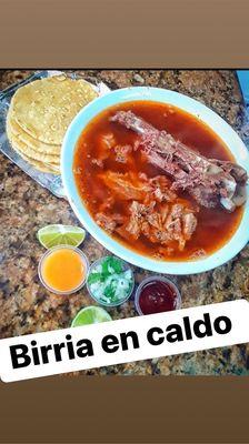 Birria de chivo en caldo