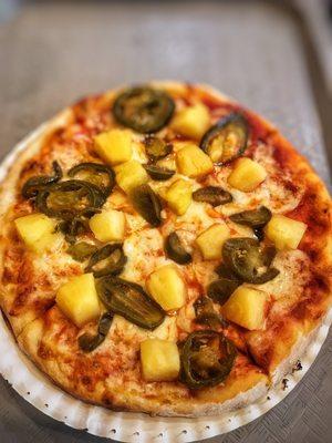 Amazing pineapple & jalapeño pizza!