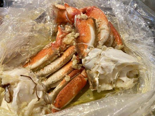 2 clusters of dungeness crab with garlic lover seasoning