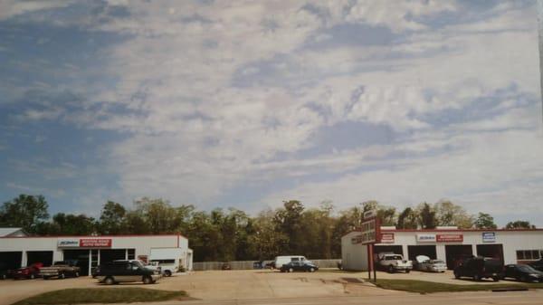 No, there aren't two businesses in this pictures. Both shops are owned and operated by Benton Road Auto Repair...