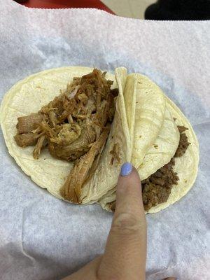 Taco de carnitas ( la carne y la tortilla muuuy ricos)