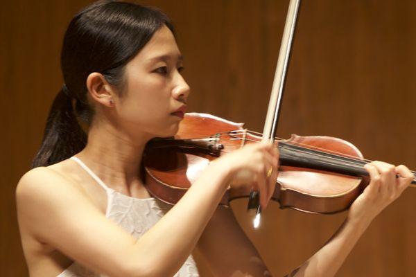 close look of Yu-Ting playing violin