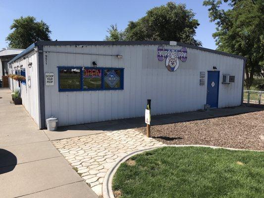 This side of the building faces the street, come to the side and you will see a welcome mat at the entrance.