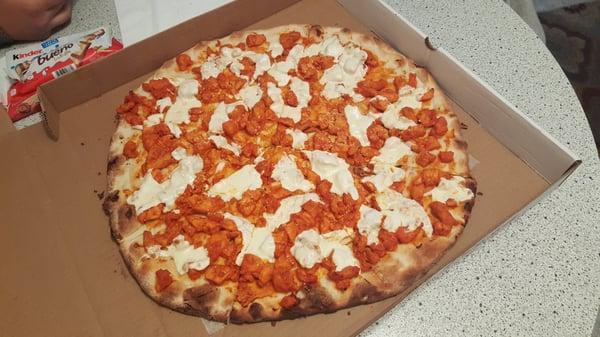 Pizza buffalo chicken.... no tomato sauce.... but the mozzarella on top the chicken....