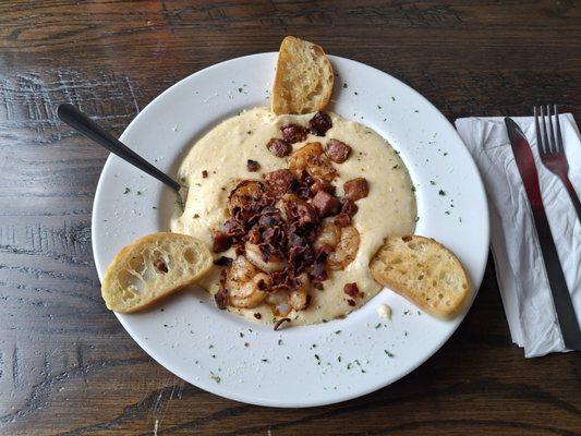 Shrimp and grits with brioche toast