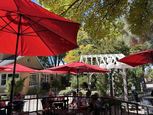 Bent Street Grill garden seating. Delightful.