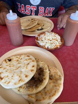 Pupusa de frijol, queso y loroco de arroz Pupusa de queso on calabaza de arroz Revuelta de maiz Curtido, salsa regular, y salsa picante