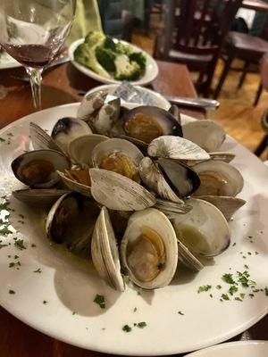 Linguine with white clam sauce