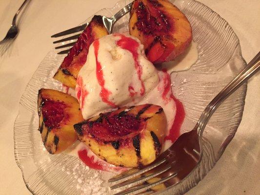 Grilled peaches with raspberry sauce