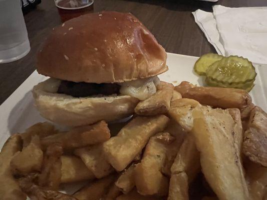 Cheese burger w/fries