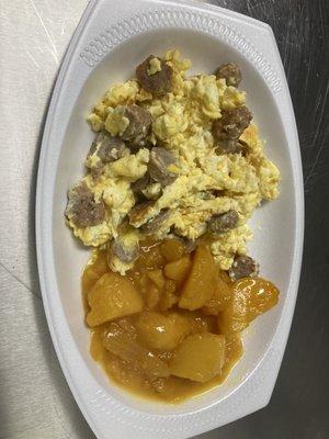 Revueltos con salchichas dentro y papas de la casa  Scrambled eggs with sausage mixed in and house potatoes