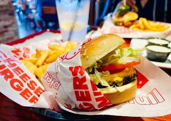 Red Robin Gourmet Cheeseburger