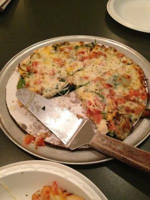 Spinach Alfredo pizza with mushrooms and tomatoes