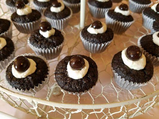 Dark chocolate brownie with fresh cream & chocolate covered espresso bean