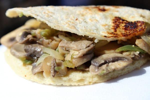 Gordita de Champiñones
Sauteed Mushroom gordita.