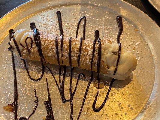 Cannoli with chocolate sauce