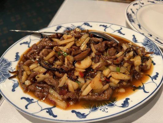 Excellent beef with garlic sauce (beef, mushrooms, water chestnuts)