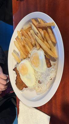 Milanesa con huevos fritos y papas fritas... just like from back home!