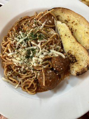 Spaghetti and Meatballs and came with some garlic bread and a refreshing side salad too.