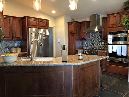 Cabinets = Kemper Cabinets - Kingston Door - Alder Wood - Whiskey Black Glaze Finish  Top = Cambria Quartz - Lincolnshire Color