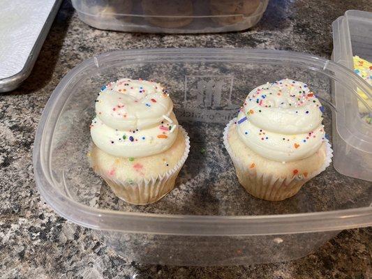 Birthday cake cupcakes