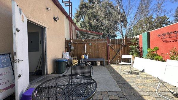 Small outdoor sitting area in the back of the laundromat