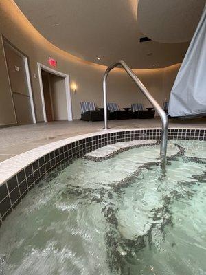 Loungers in the whirlpool and sauna area