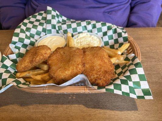 Sauces, coleslaw, fish and fries. All perfectly done and the perfect taste of the Oregon coast