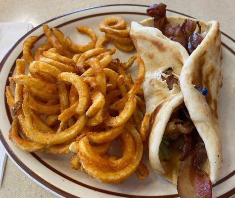 BLT pita with seasoned fries