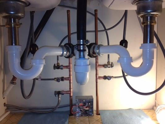 finished plumbing under kitchen sink