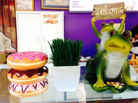 Very friendly welcoming atmosphere! Cute tip donut box