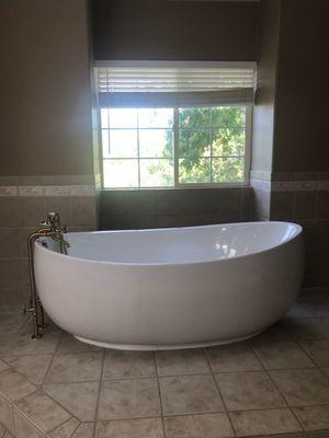 Freestanding bathtub