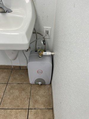 Water heater for instant hot water in bathroom