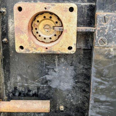 Safe door mechanism